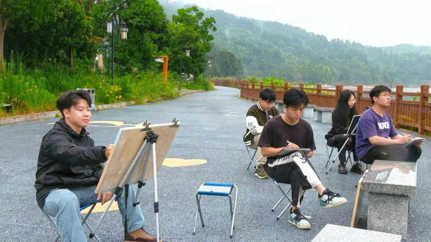 Teachers and students from Quanzhou Normal University conduct field sketching during a study tour in Taining county, Sanming city, southeast China's Fujian province. (Photo/Taining Converged Media Center)