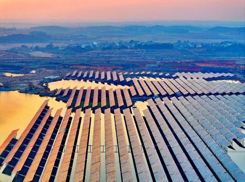 Photo shows a centralized solar farm in Fengcheng, east China's Jiangxi province. (Photo by Zhu Haipeng/People's Daily Online)