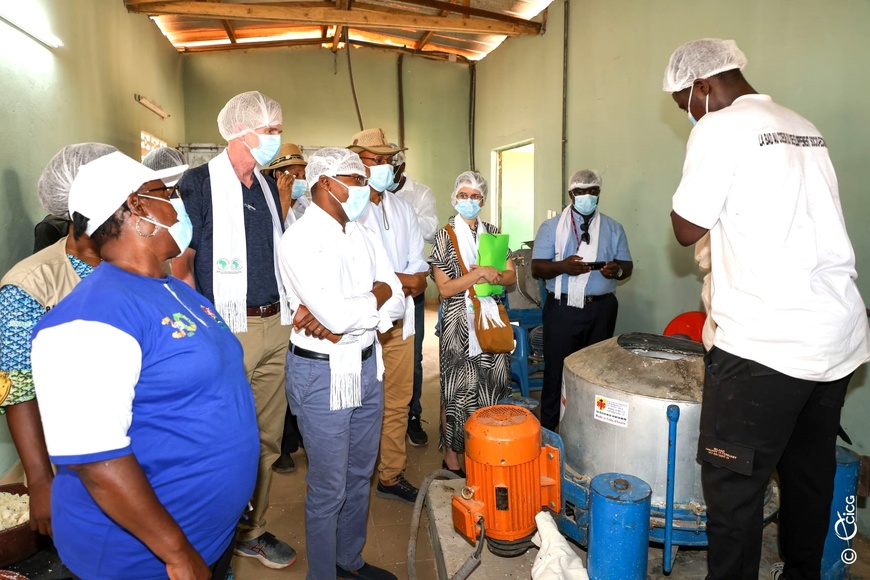 Côte d’Ivoire :  la BAD apprécie l’installation de l’unité de transformation de manioc de N’douci