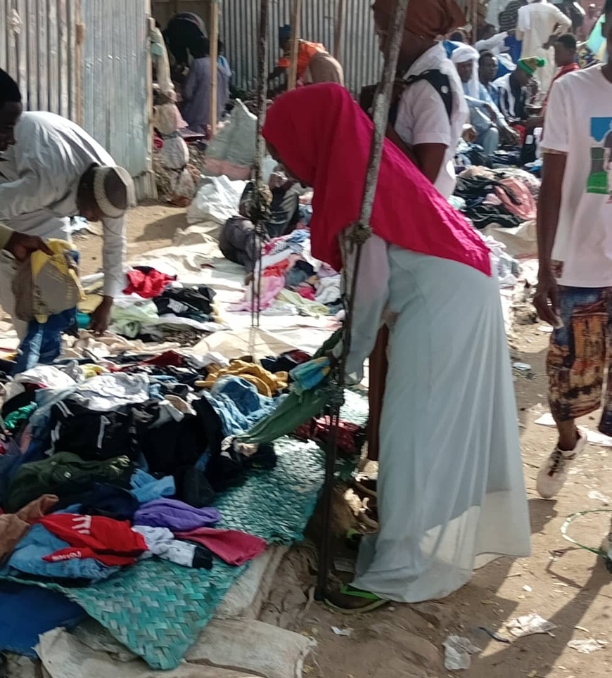 Tchad : les jeunes filles raffolent les vêtements issus de la friperie