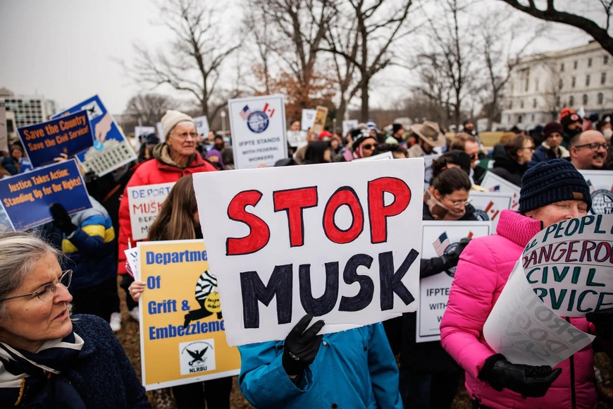 Une manifestation de la Fédération américaine des employés du gouvernement à Washington ce mois-ci. Le syndicat fait partie de ceux qui cherchent à empêcher le ministère de l’Efficacité gouvernementale d’accéder à certaines données fédérales. Photo : Le New York Times.