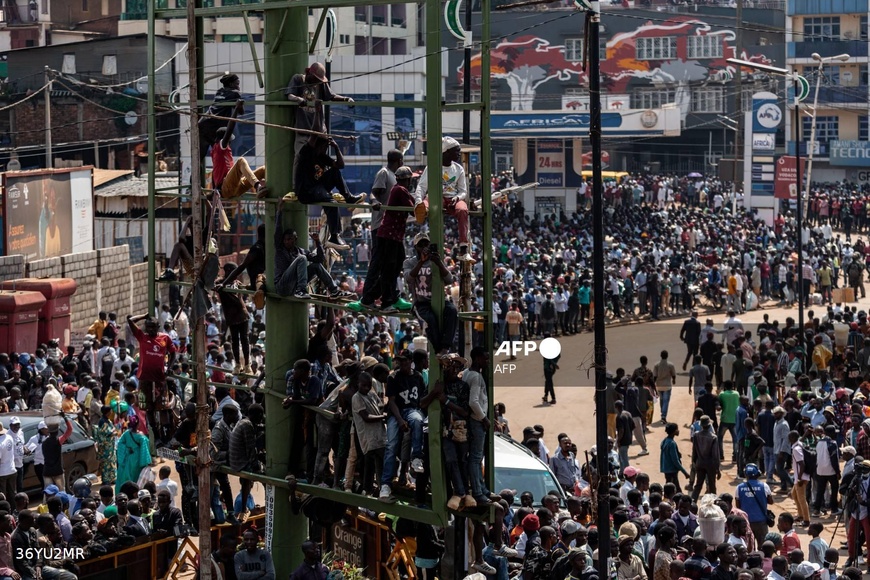 Une foule écoute les discours des membres du mouvement M23 lors d'un meeting, place de l'indépendance à Bukavu, le 27 février 2025. Photo : AFP