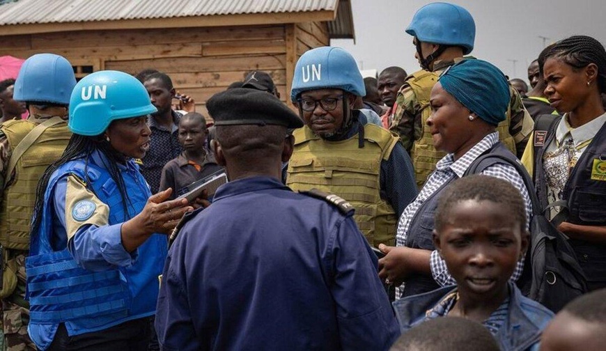 Des policiers de l'ONU discutent avec des personnes déplacées dans un camp proche de Goma, capitale provinciale de l'est de la République démocratique du Congo. Photo : MONUSCO/Kevin Jordan