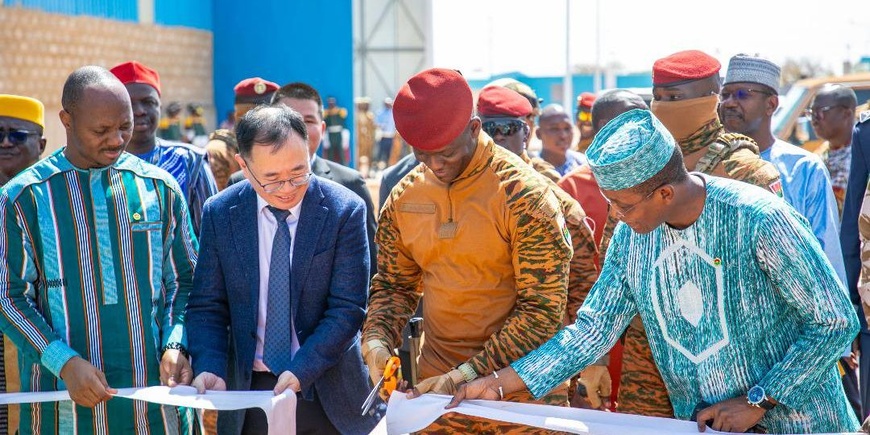 Burkina : inauguration par le chef de l’Etat d’une cimenterie à Laongo