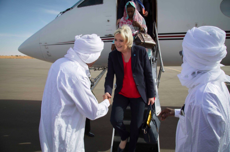 Marine Le Pen accueillie à sa descente d'avion à Am Djarass. Crédits : MLP