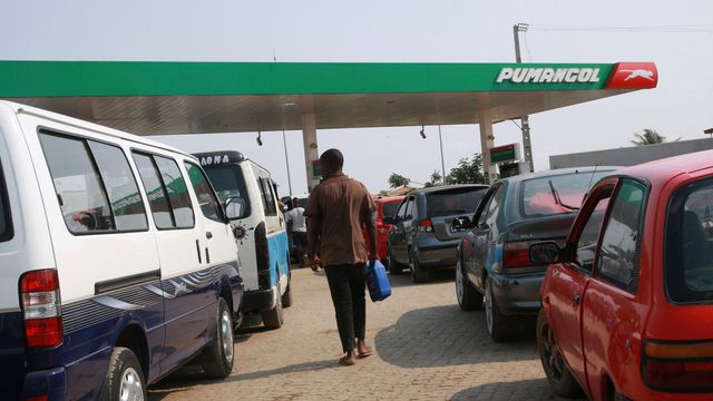 Depuis plus d'une semaine, la plupart des stations service de la capitale Luanda sont assiégées par de longues files d'automobilistes en quête d'essence, comme ici le 21 décembre 2017 afp.com/AMPE ROGERIO