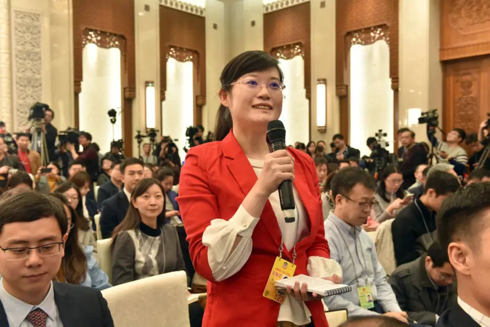 A People’s Daily journalist raises a question to spokesperson Wang Guoqing at the press conference of the first session of the 13th National Committee of the Chinese People's Political Consultative Conference (CPPCC), March 2, 2018. (Photo by Lei Sheng from People’s Daily)