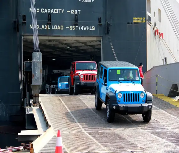 A total of 440 imported Jeep Wrangler off-road vehicles by US automaker Chrysler with a combined value of 200 million yuan arrive at a dock in Guangzhou, a city in southern China, Dec. 5, 2017. (Photo by Cai Minjie from China News Service)
