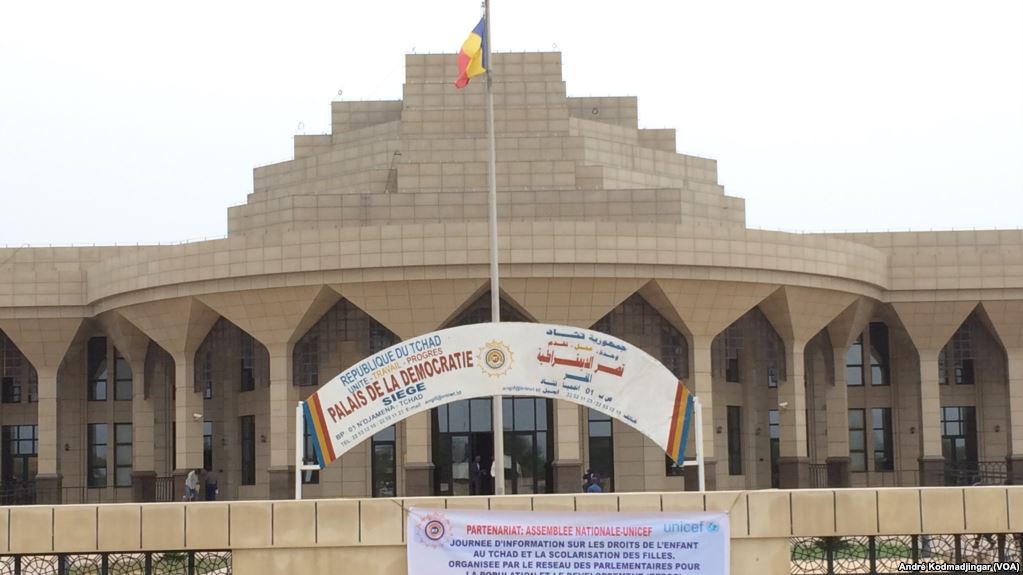 Le Palais de la Démocratie abritant le siège de l'Assemblée Nationale N'Djamena, le 13 septembre 2017. (VOA/André Kodmadjingar)