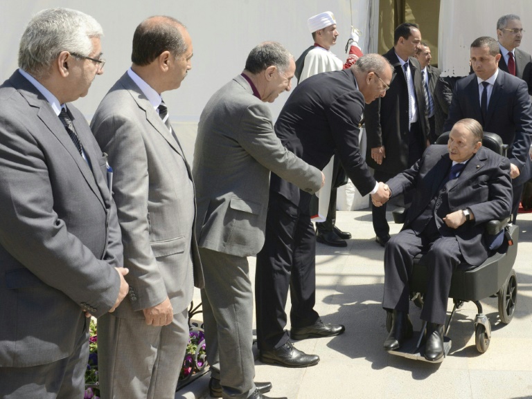 Photo fournie par l'agence officielle algérienne APS montrant le président algérien Abdelaziz Bouteflika à son arrivée pour l'inauguration d'une mosquée et de l'extension du métro d'Alger, le 9 avril 2018 dans la capitale / © APS/AFP/Archives / Handout