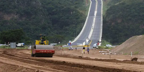 Chantier de construction de la liaison routière entre la zone industrielle de Pintown et le nord de Durban en Afrique du Sud, en février 2013. (Crédits : Reuters)