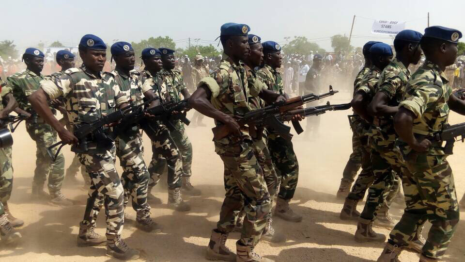 Parade de soldats lors d'un défilé militaire au Tchad. Crédits : Alwihda Info