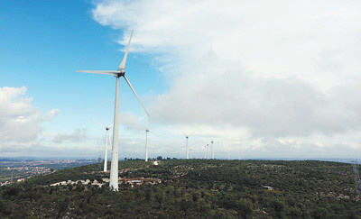 The photo shows a set of electric generator of Parque Eoloco de Bairro wind farm, a power plant co-constructed by Energias de Portugal (EDP) and China Three Gorges in Portugal. (Photo by Feng Xuejun from People’s Daily)