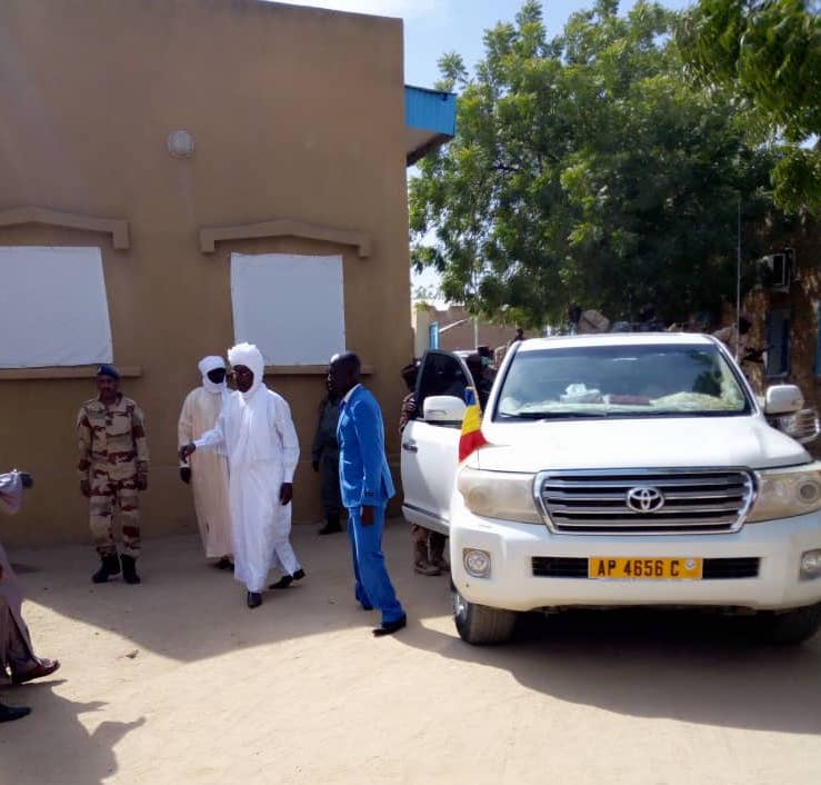 Le gouverneur de la province du Ouaddaï, Ramadan Erdebou lors d'un déplacement à Abéché. © Alwihda Info/D.H.