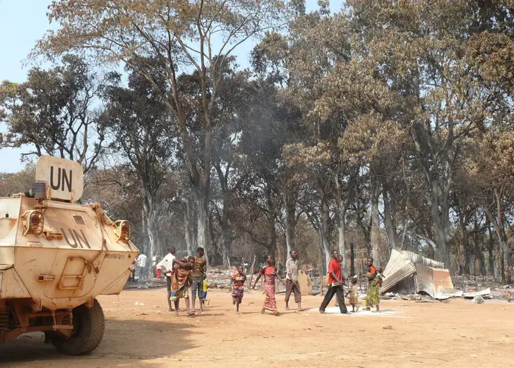 Des déplacés qui reviennent sur un site en Centrafrique. © Benoit Lallau