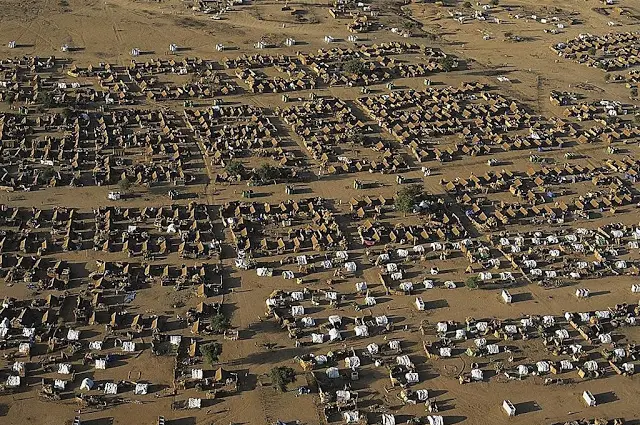 Une vue aérienne d'un camp de réfugiés au Tchad, près de la frontière soudanaise. © DR