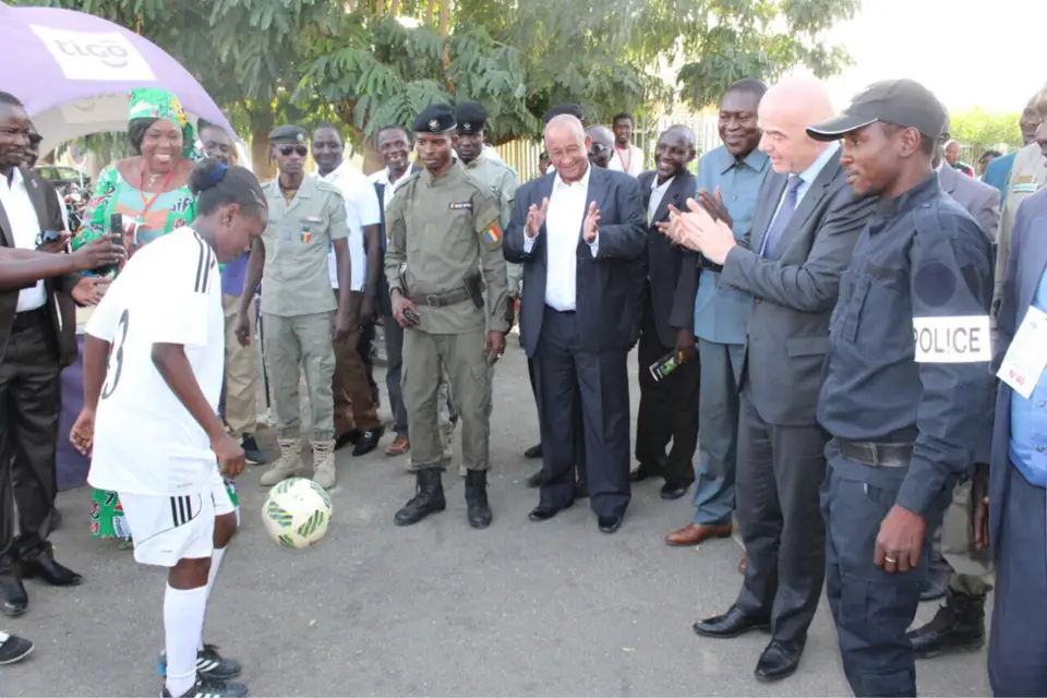 Illustration. Une footballeuse jongle avec un ballon lors de la visite du président de la FIFA à N'Djamena. Archives. © Alwihda Info