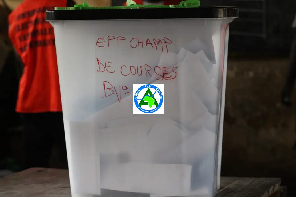 Une urne dans un bureau de vote au Togo. © DR