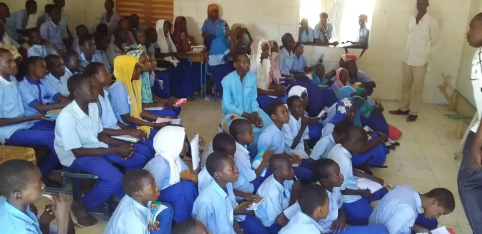 Tchad : des bancs offerts à une classe de 6e d’un collège à Ati