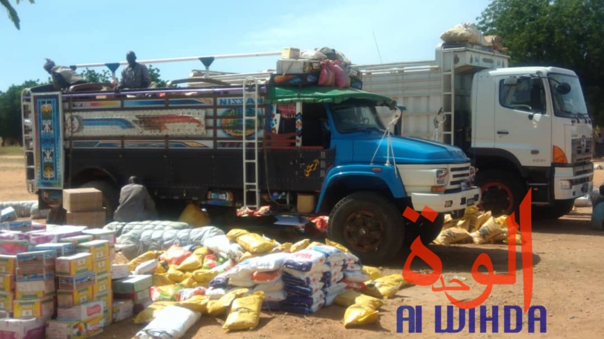 Des camions de marchandises en chargement à l'Est du Tchad avant un départ vers le Soudan voisin. © Alwihda Info