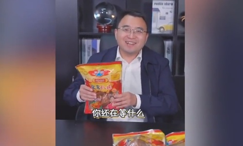 Wang Shuai, a vice leader of Shanghe county in Jinan, East China’s Shandong Province gains 220,000 followers after his fast-taking pitch that helped a local company sell more than 6,000 chickens online. Screenshot from Pear Video