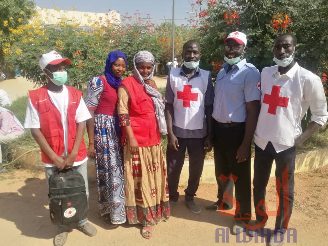 Tchad : des volontaires de la Croix-Rouge en opération de salubrité à l'UNABA. © Alwihda Info