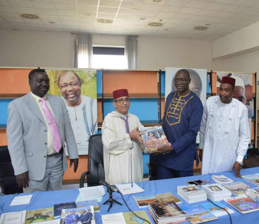 Tchad : des livres offerts à la Bibliothèque nationale.