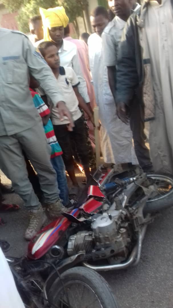 N'Djamena : 2 blessés après un accident entre une voiture de police et une moto. © Alwihda Info