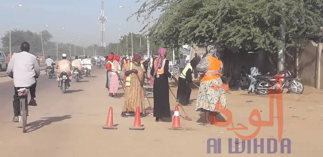 Des femmes balaient la rue à N'Djamena. © Djibrine Haïdar/Alwihda Info