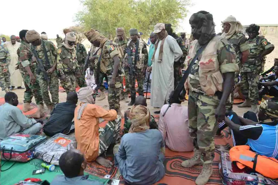 Le président Idriss Déby rend visite le 5 avril 2020 à des soldats blessés à Baga Sola. © PR