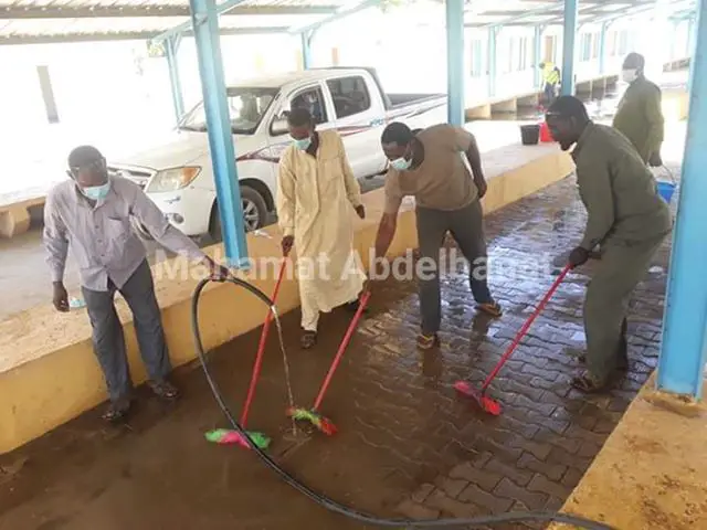 Tchad - Covid-19 : à Am-Timan, le site prévu pour la quarantaine nettoyé par des jeunes. © Mahamat Abdelbanat Kourma/Alwihda Info