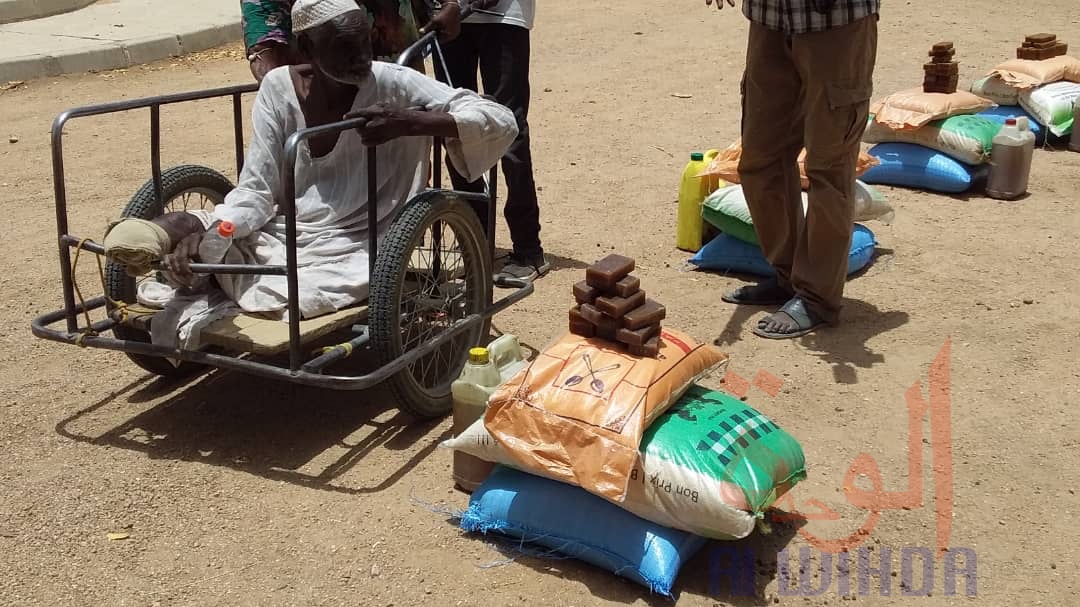 Tchad : distribution de vivres aux démunis de la province du Batha. © Hassan Djidda Hassan/Alwihda Info