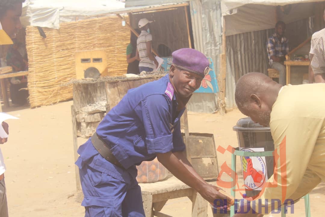 Covid-19 : Un agent municipal montre l'exemple en se lavant les mains à N'Djamena. © Djibrine Haïdar/Alwihda Info