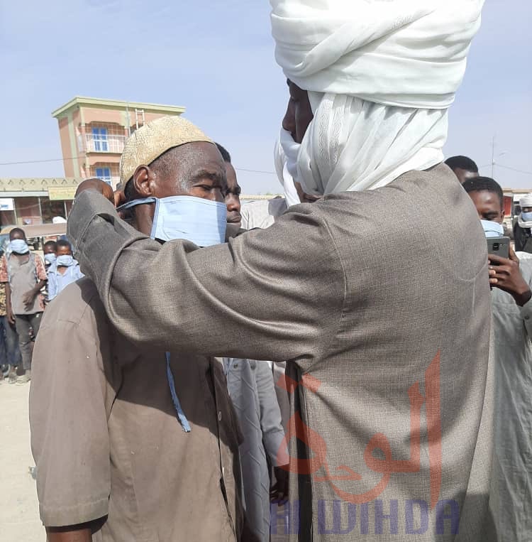 Tchad : distribution de masques au marché de Biltine. © Hassanein Mahamat Hassan/Alwihda Info