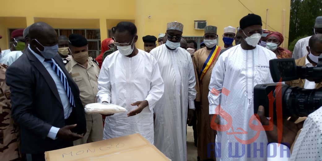 Tchad : des cartons de Covid-Organics acheminés par avion en province. © Béchir Badjoury/Alwihda Info