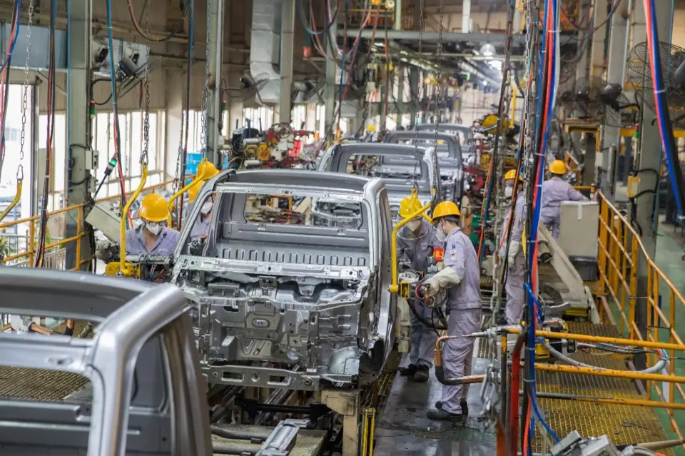 Workers assemble automotive at an industrial park in Shapingba district, southwest China's Chongqing municipality, May 7. As China further consolidates its achievements of regular control and prevention measures, Chongqing's automakers are picking up rapidly against headwinds. Photo by Sun Kaifang, People's Daily Online