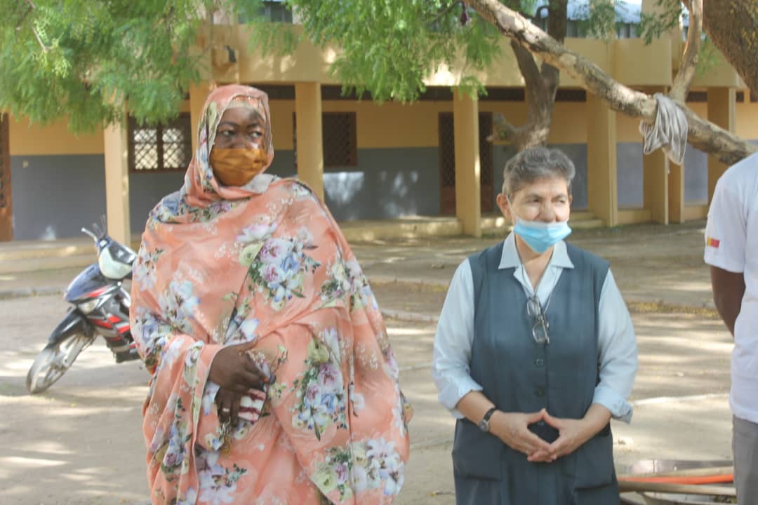 Tchad - Covid 19 : un coup de balai au Lycée féminin d'Amriguébé. © Ben Kadabio/Alwihda Info