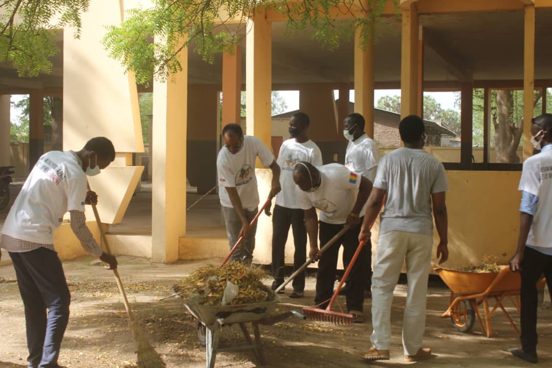 Tchad - Covid 19 : un coup de balai au Lycée féminin d'Amriguébé. © Ben Kadabio/Alwihda Info