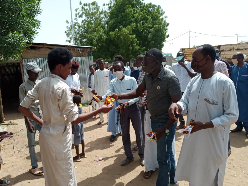 Tchad - Covid-19 : distribution de masques, sensibilisation, la mobilisation se poursuit à N'Djamena. © Abakar Chérif Hamid/Alwihda Info