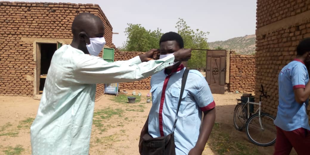 Tchad : à Mongo, des jeunes sillonnent les établissements pour distribuer des masques. © Béchir Badjoury/Alwihda Info