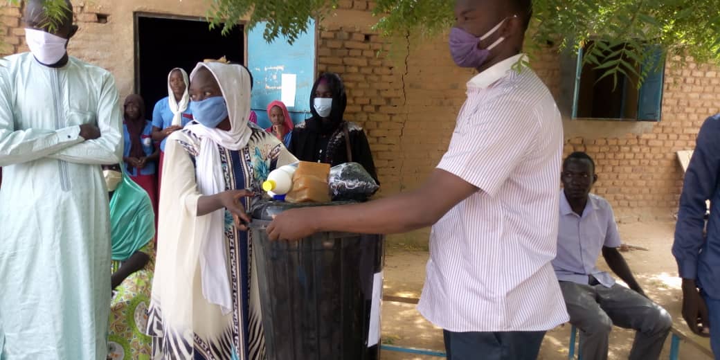 Tchad : à Mongo, des jeunes sillonnent les établissements pour distribuer des masques. © Béchir Badjoury/Alwihda Info