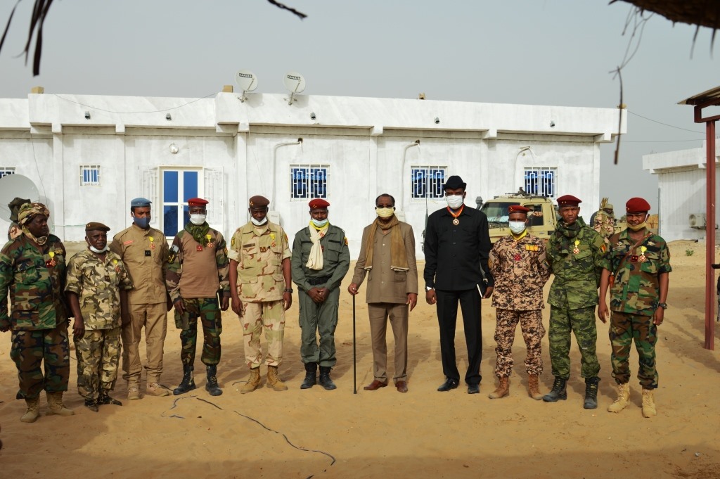 Tchad : plusieurs officiers décorés à Baga Sola pour "mission accomplie"