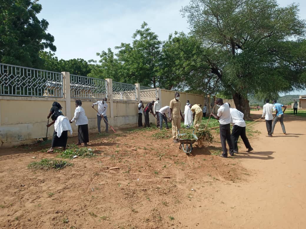 Tchad : des étudiants nettoient l'hôpital central de Goz Beida. © Mahamat Issa Gadaya/Alwihda Info