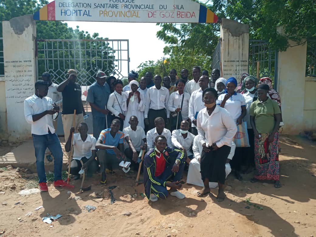 Tchad : des étudiants nettoient l'hôpital central de Goz Beida. © Mahamat Issa Gadaya/Alwihda Info