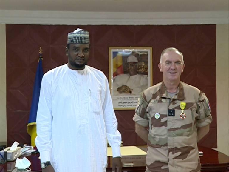 Tchad : le commandant sortant de Barkhane décoré par le ministre des armées