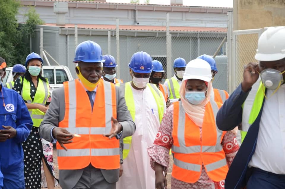 La ministre de l'Énergie, Ramatou Mahamat Houtouin, le 27 juillet 2020, lors d'une visite des installations de la Société nationale d'électricité. © SNE