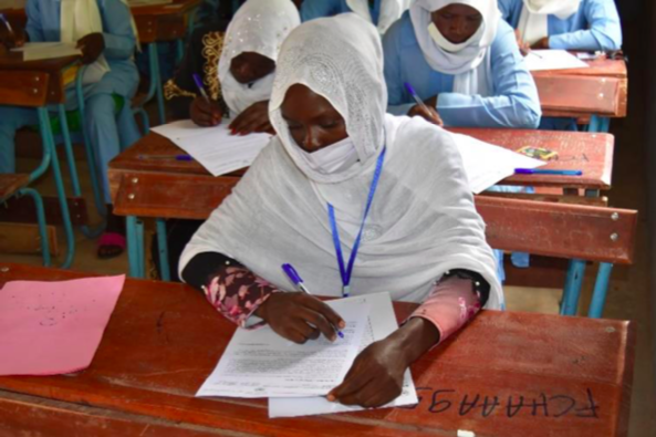 Vue des candidats dans la salle d’examens du centre de Farchana, au Tchad. © UNHCR/ A. N