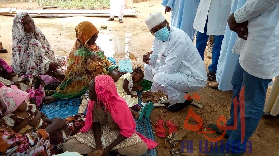 Le secrétaire d'État à la Santé publique et à la Solidarité nationale, Dr. Djiddi Ali Sougoudi, visite des centres de santé à Abéché le 31 août 2020. © Abba Issa/Alwihda Info