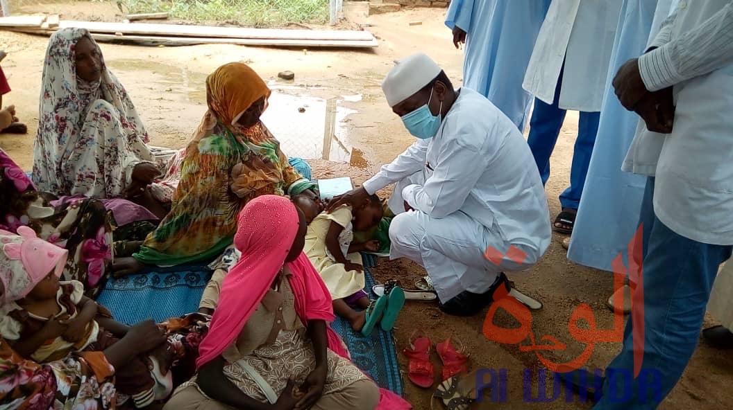 Le secrétaire d'État à la Santé publique et à la Solidarité nationale, Dr. Djiddi Ali Sougoudi, visite des centres de santé à Abéché le 31 août 2020. © Abba Issa/Alwihda Info