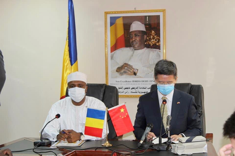 Le ministre de la santé Dr. Adboulaye Sabre (gauche) et l'ambassadeur de Chine au Tchad, Li Jinjin. © Min.Santé